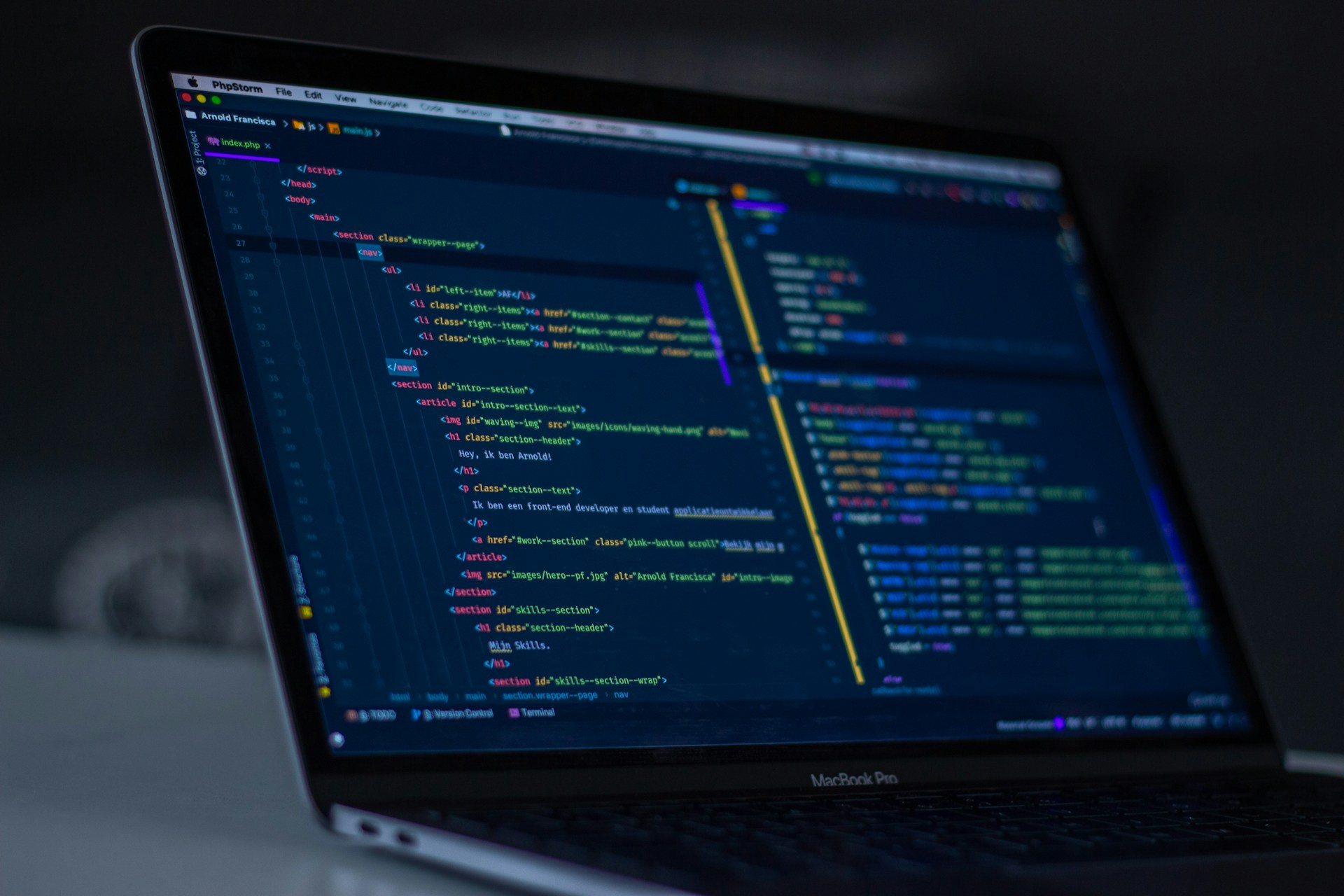 Moniteur affichant du code source dans une rédaction numérique