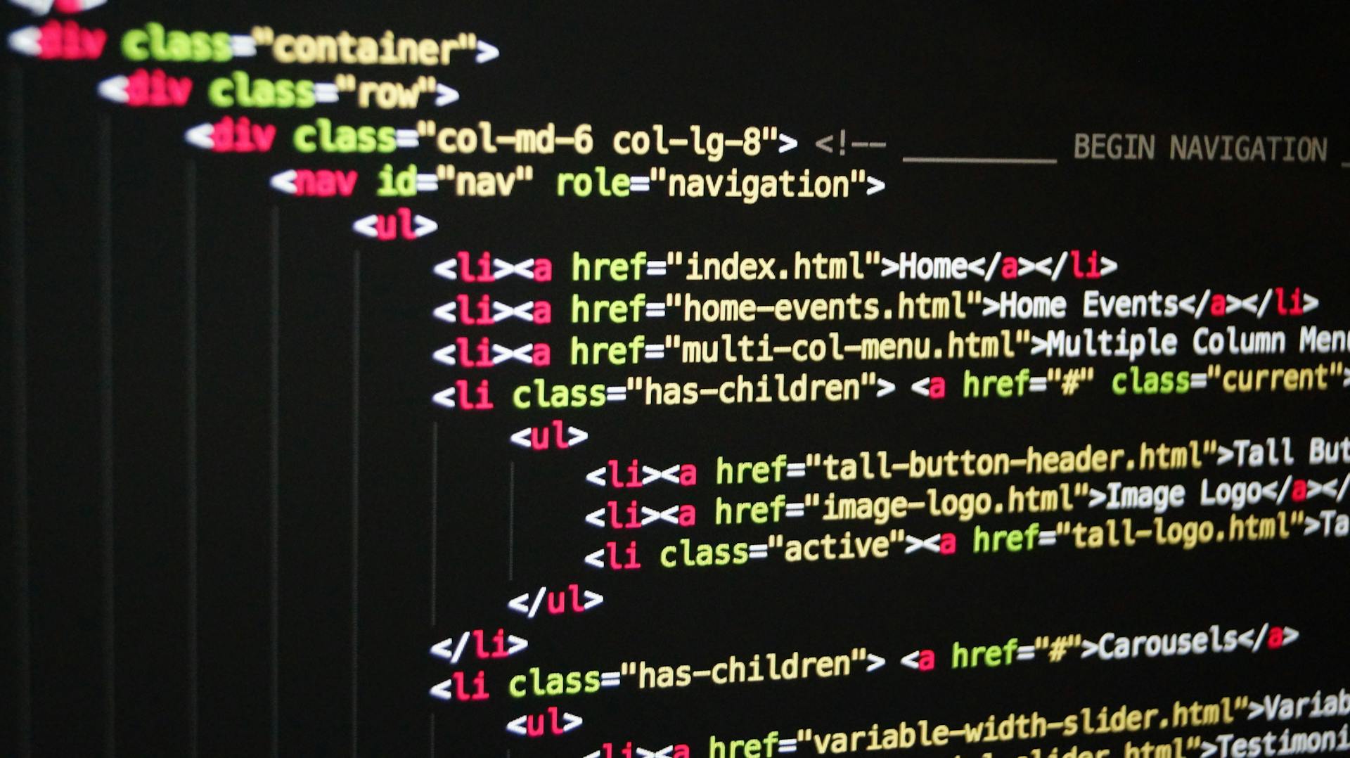 Écrans de développement avec code source sur plusieurs moniteurs