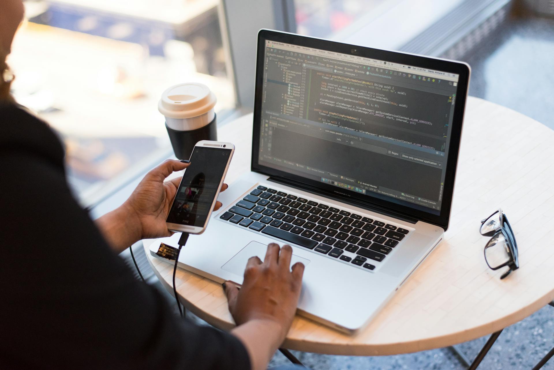 Poste de développement avec terminal ouvert