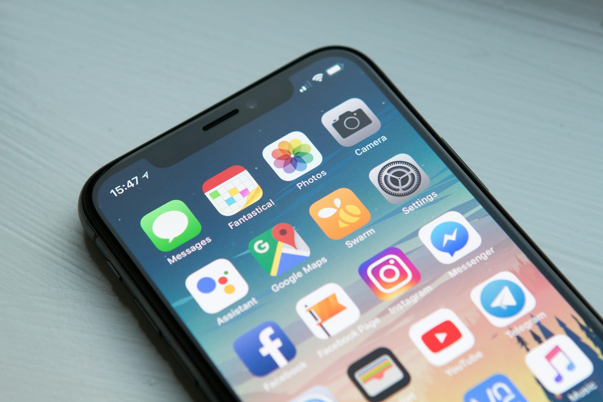 Smartphone affichant une application mobile moderne