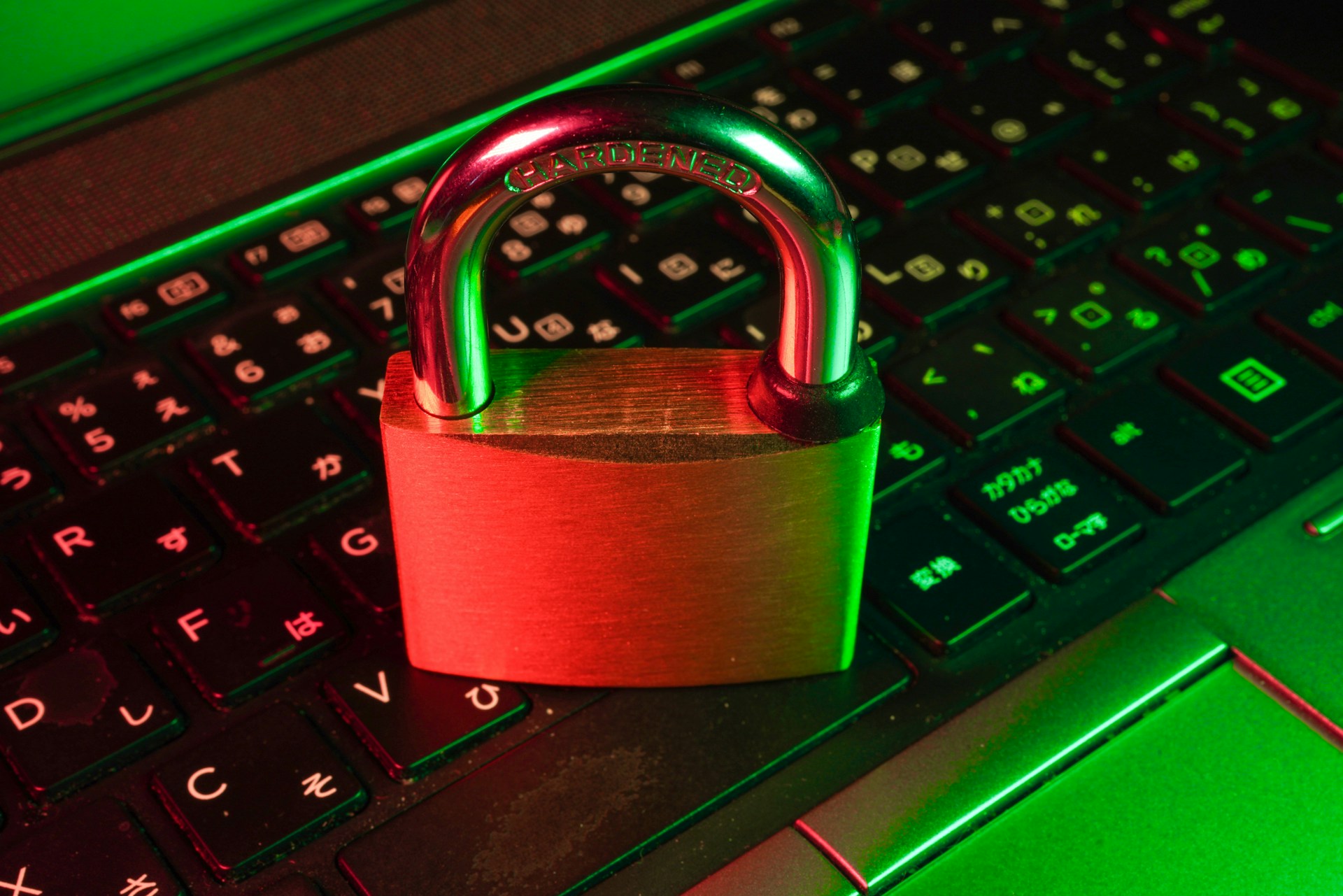 Cadenas numérique sur fond technologique