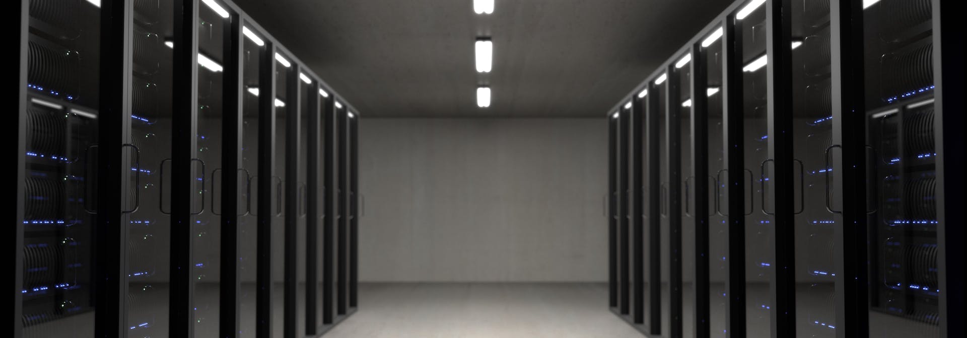 Couloir de salle serveur faiblement éclairé